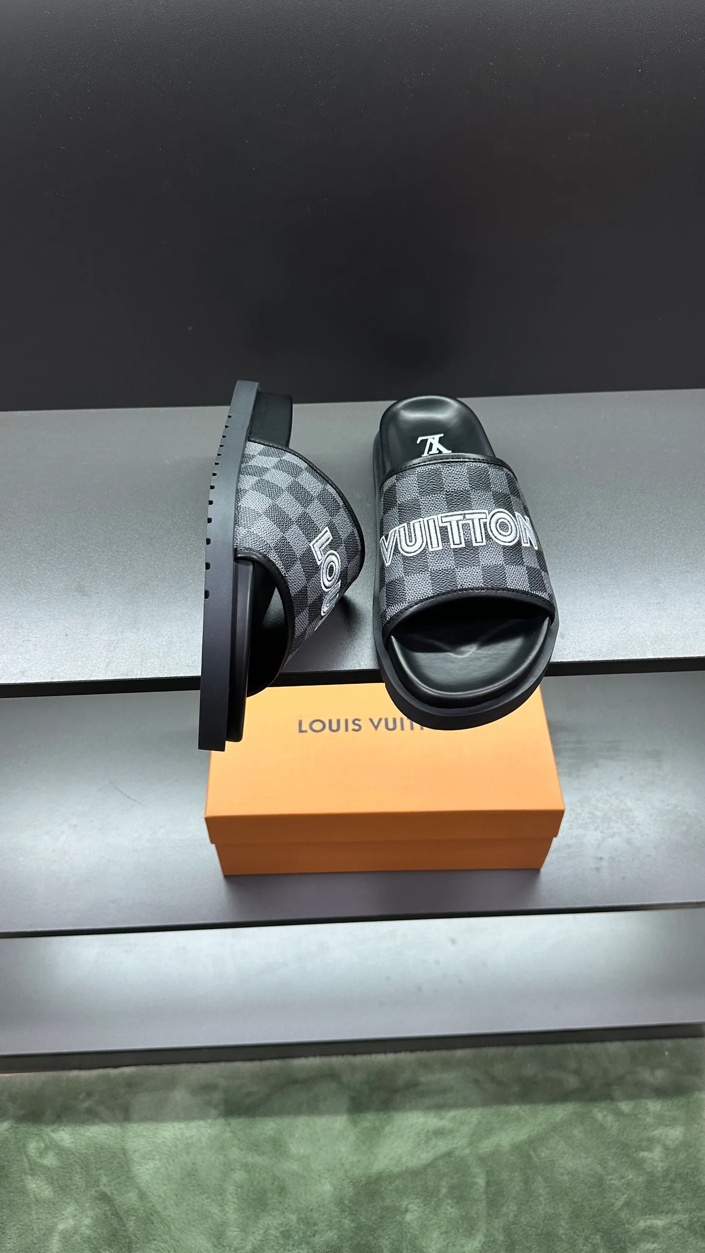 [L Home] P: 300💰Size: 38-45 Top purchasing lv men's summer slippers, classic presbyopia with soft real leather lining, unique color splicing effect, distinctive personality, fashionable and trendy essential style, light and comfortable. Lightweight and tough rubber insole, micro ridged foam outsole, super comfortable!
